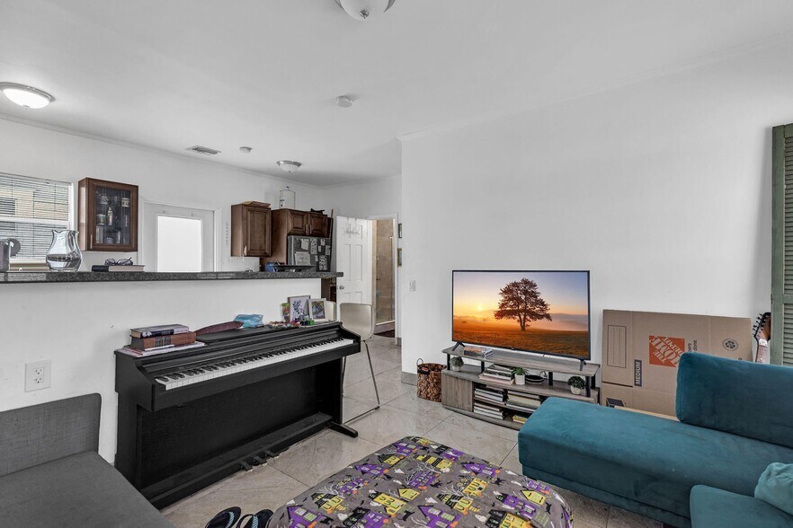 More Photos Of 1110 White St, Key West Restaurant For Sale