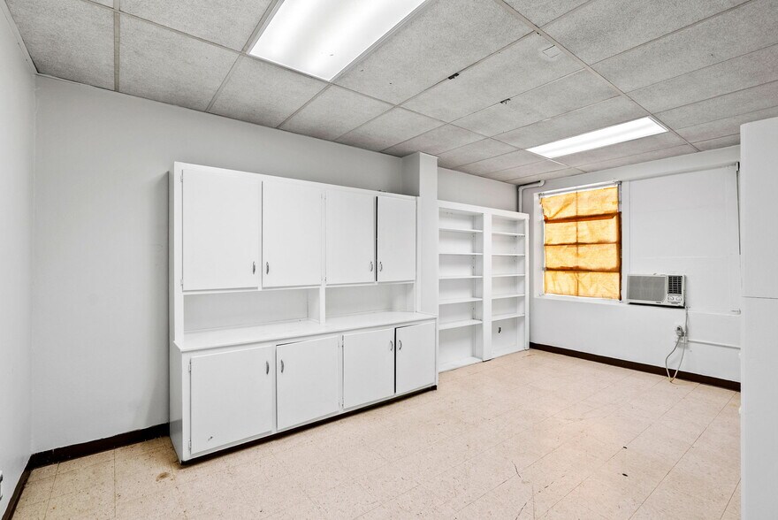 More Photos Of 1701 W Woodlawn Ave, San Antonio Religious Facility For Sale