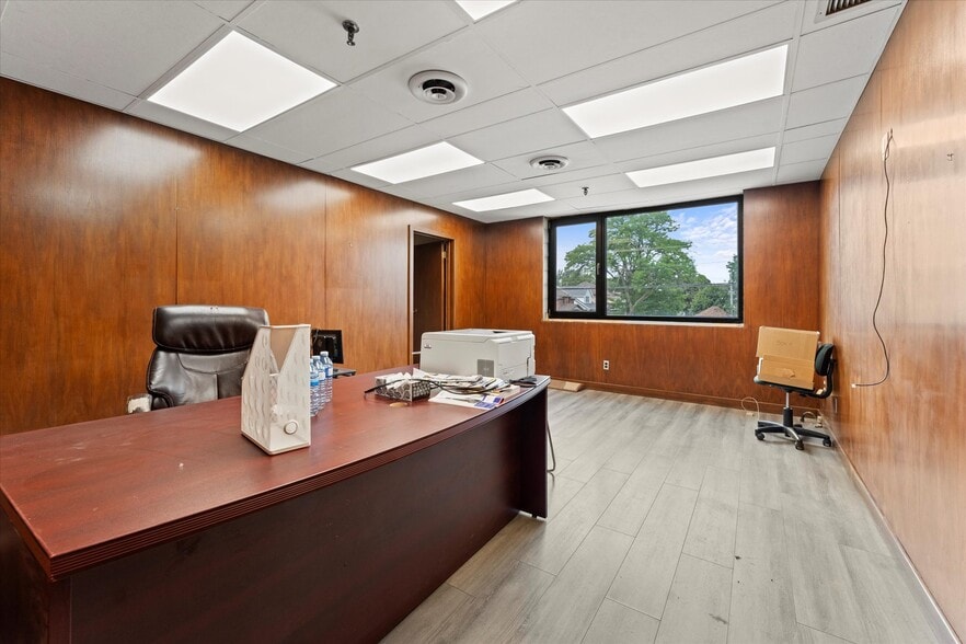 More Photos Of 1701 Shepherd, Windsor Manufacturing For Lease