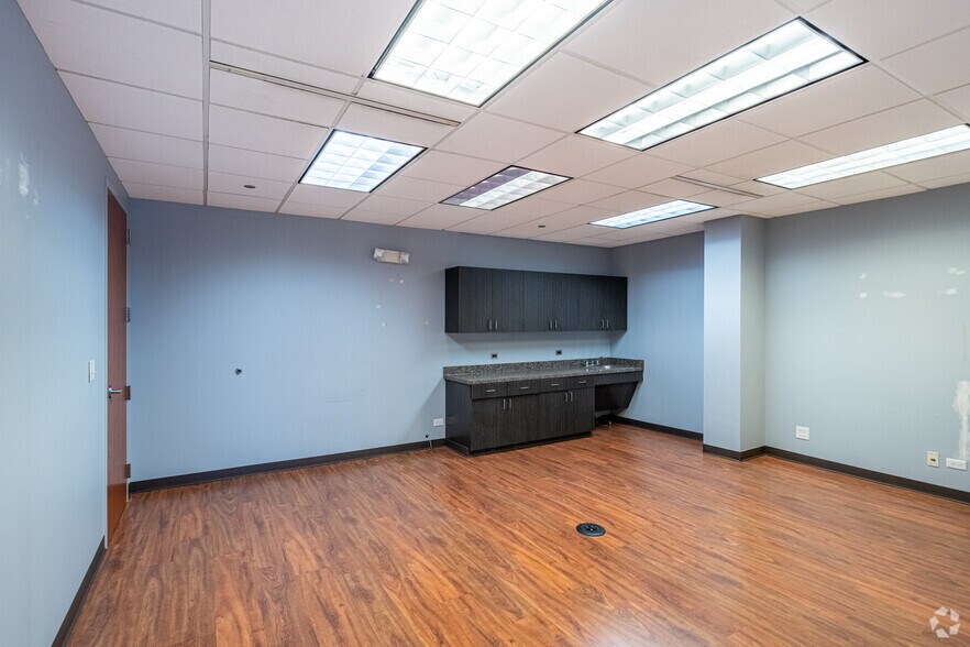 More Photos Of 387 Shuman Blvd, Naperville Medical For Lease