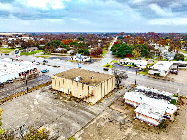 More Photos Of 1210 Lake Air Dr, Waco Freestanding For Sale