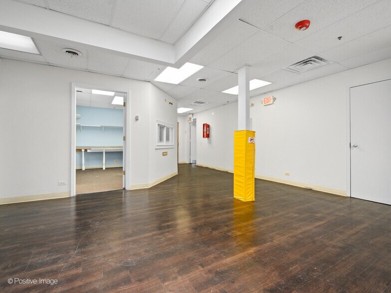 More Photos Of 1300-1308 Waukegan Rd, Glenview Loft Creative Space For Lease