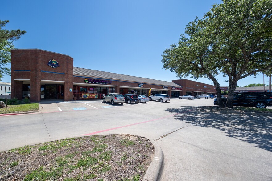 More Photos Of 109-189 W Harwood Rd, Hurst Unknown For Lease