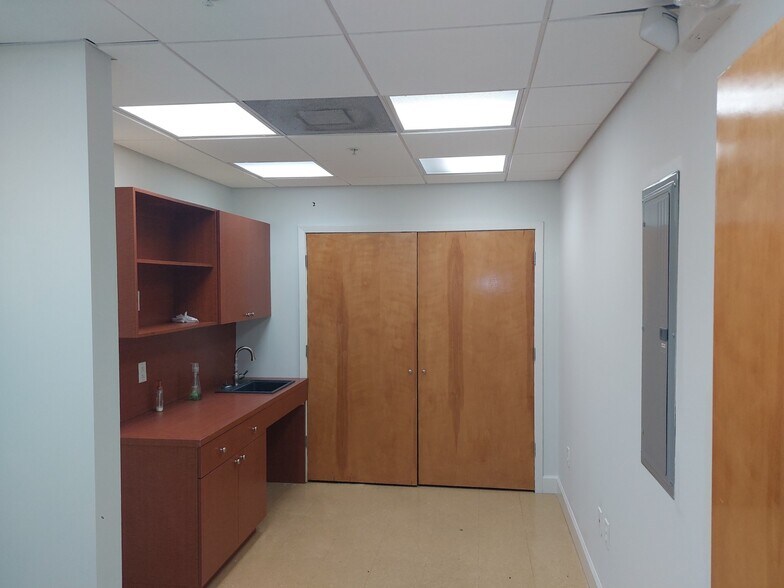 More Photos Of 240 NW Peacock Blvd, Port Saint Lucie Medical For Lease