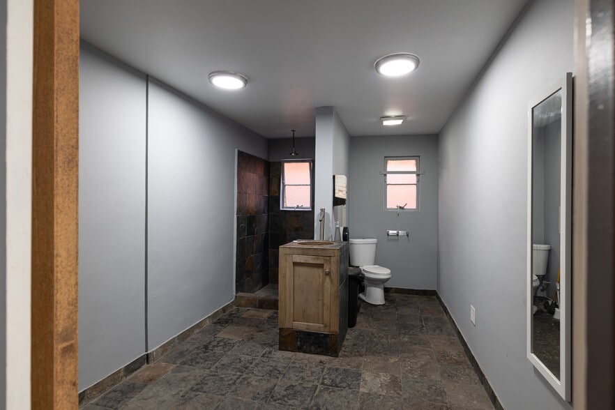 More Photos Of 821 W Olive St, Inglewood Warehouse For Lease