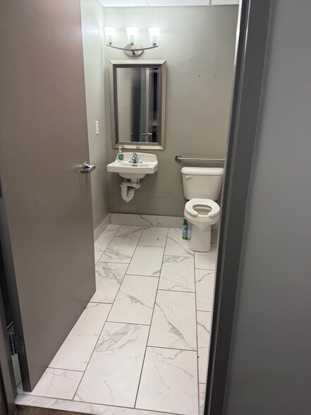 More Photos Of 1000 Hawthorne Ave, Athens Medical For Lease