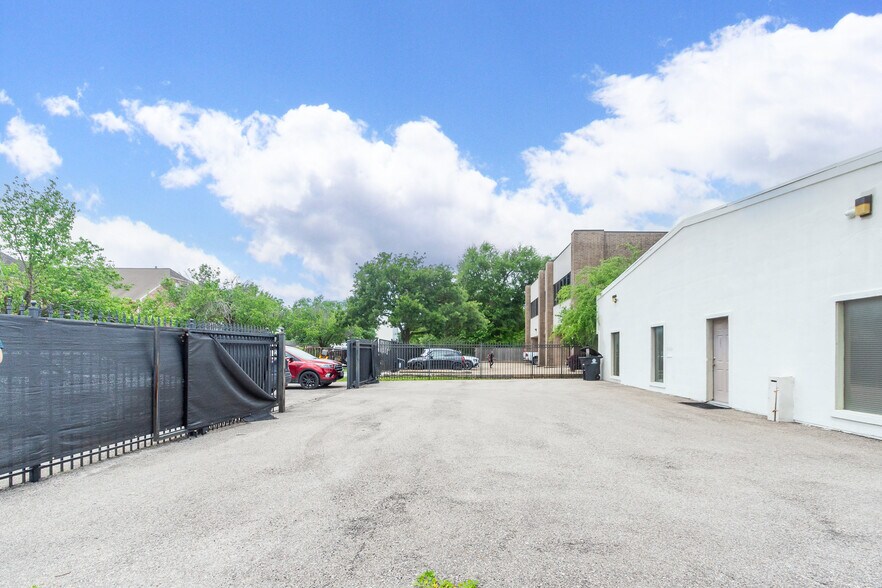 More Photos Of 5904 Dolores St, Houston Office For Lease