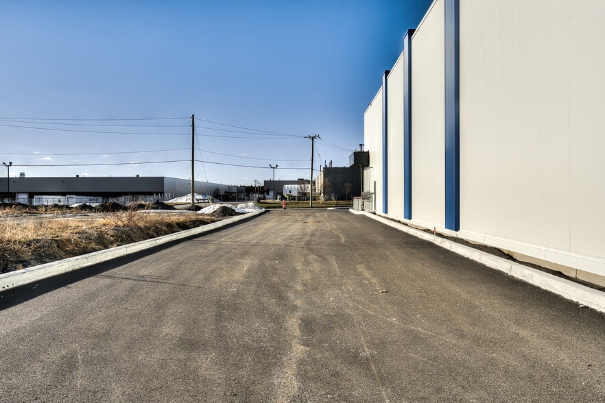 More Photos Of 5539 St Ernest-Cormier, Laval Showroom For Lease