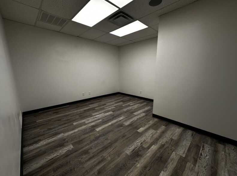 More Photos Of 1533-1555 Prudential Dr, Dallas Showroom For Lease