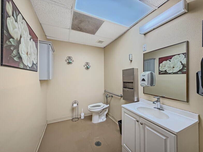 More Photos Of 1031 US Highway 181, Portland Bank For Lease