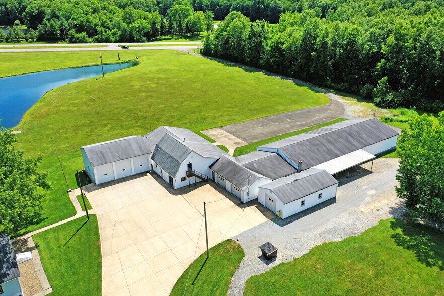 More Photos Of 4085 Herner County Line Rd, Southington Showroom For Sale