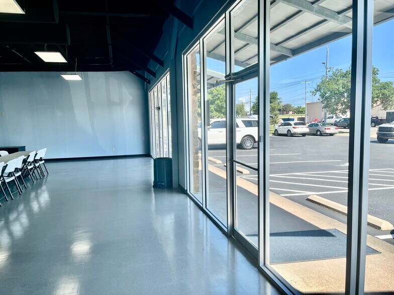 More Photos Of 102 W Dallas St, Llano Storefront Retail Office For Lease