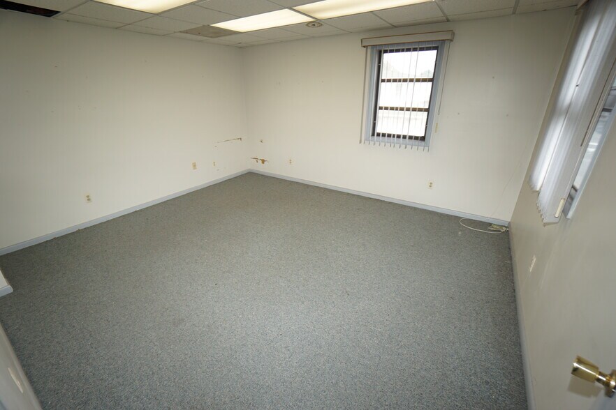 More Photos Of 924 N Wood Ave, Linden Medical For Lease