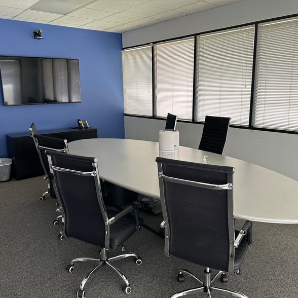 More Photos Of 10615 Shadow Wood Dr, Houston Office Residential For Lease