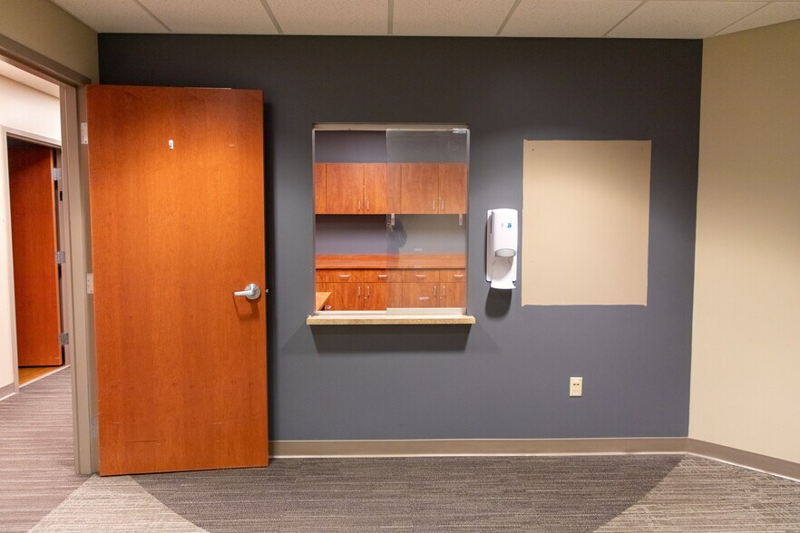 More Photos Of 16909 Lakeside Hills Ct, Omaha Medical For Lease