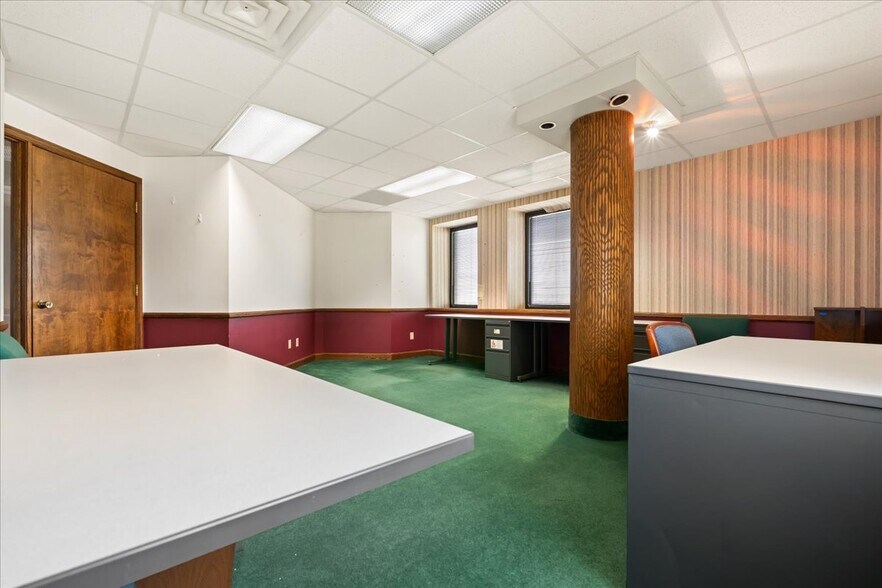 More Photos Of 601 Avery St, Parkersburg Office For Sale