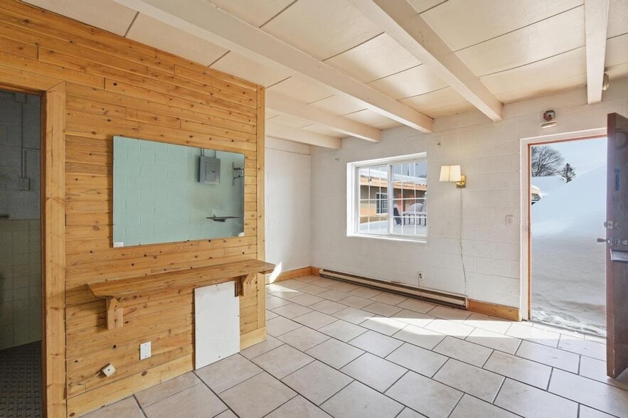 More Photos Of 1712 Ashmun St, Sault Sainte Marie Hotel For Sale