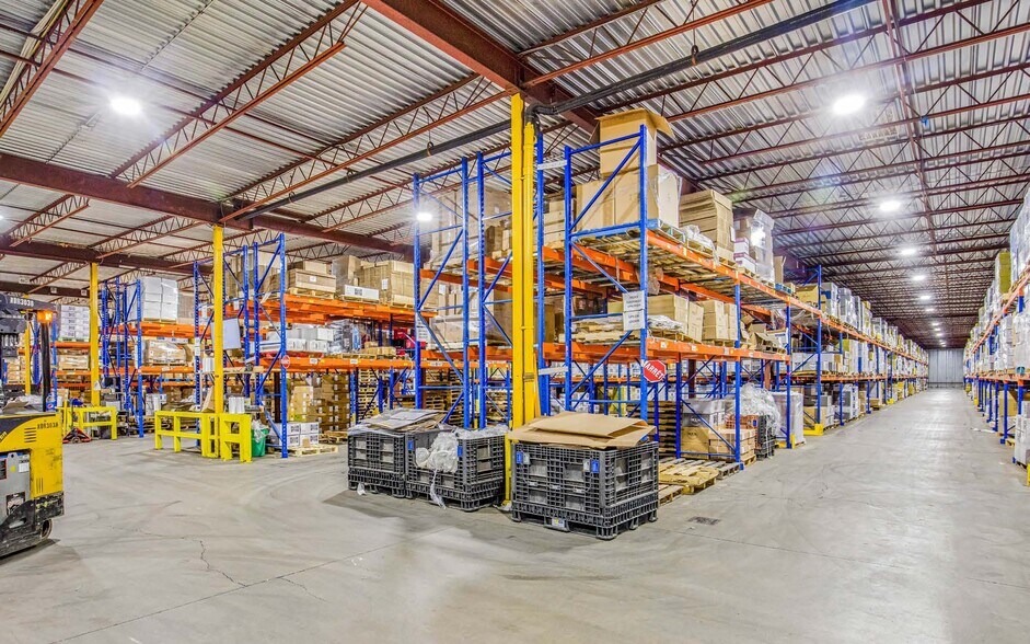 More Photos Of 260 Rue Lord, Napierville Manufacturing For Sale