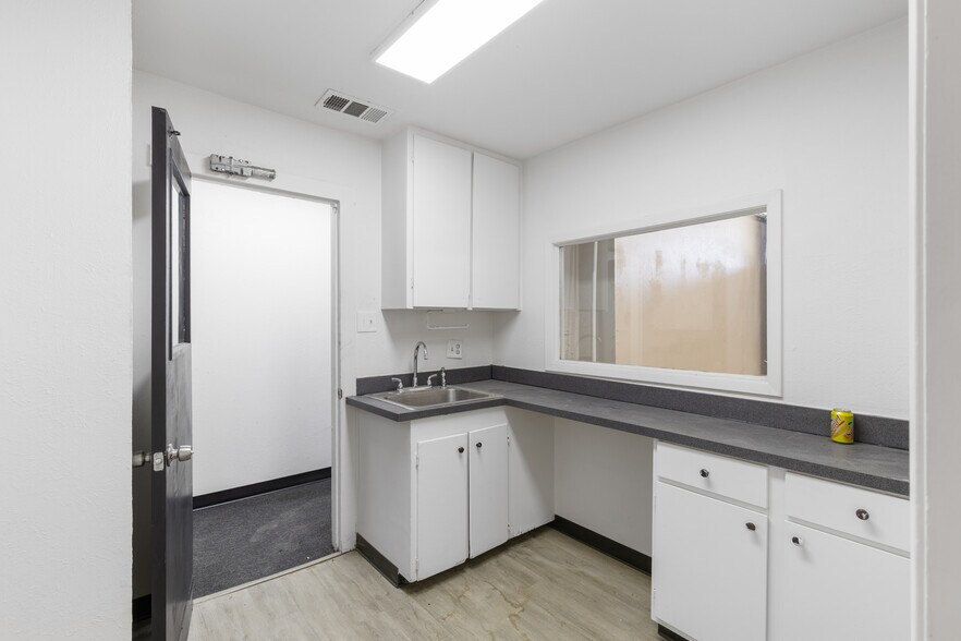 More Photos Of 3623-3625 E Vickery Blvd, Fort Worth Warehouse For Sale