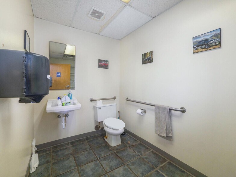 More Photos Of 600 N Clark St, Albion Auto Dealership For Sale