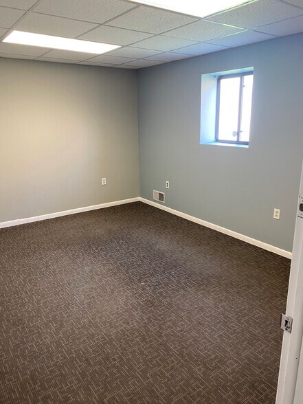 More Photos Of 665 Dawson Dr, Newark Showroom For Lease
