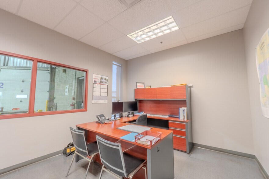 More Photos Of 13150 Boul Métropolitain E, Montréal Distribution For Sale