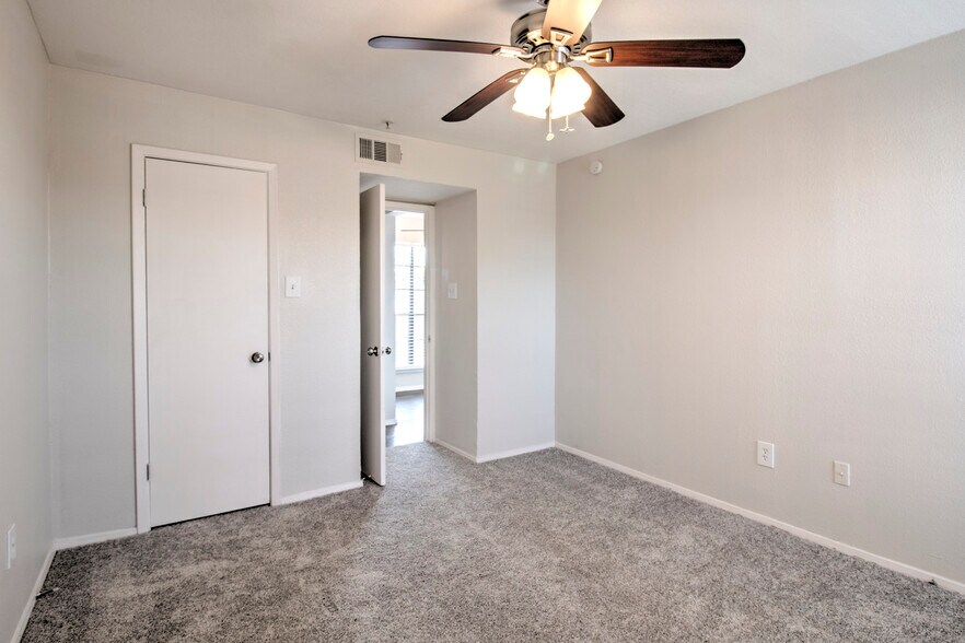 More Photos Of 1820 N Garrett Ave, Dallas Apartments For Sale