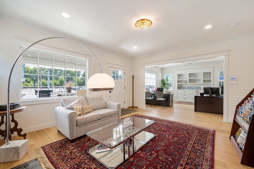 More Photos Of 1005 N Main Ave, Gresham Office For Sale