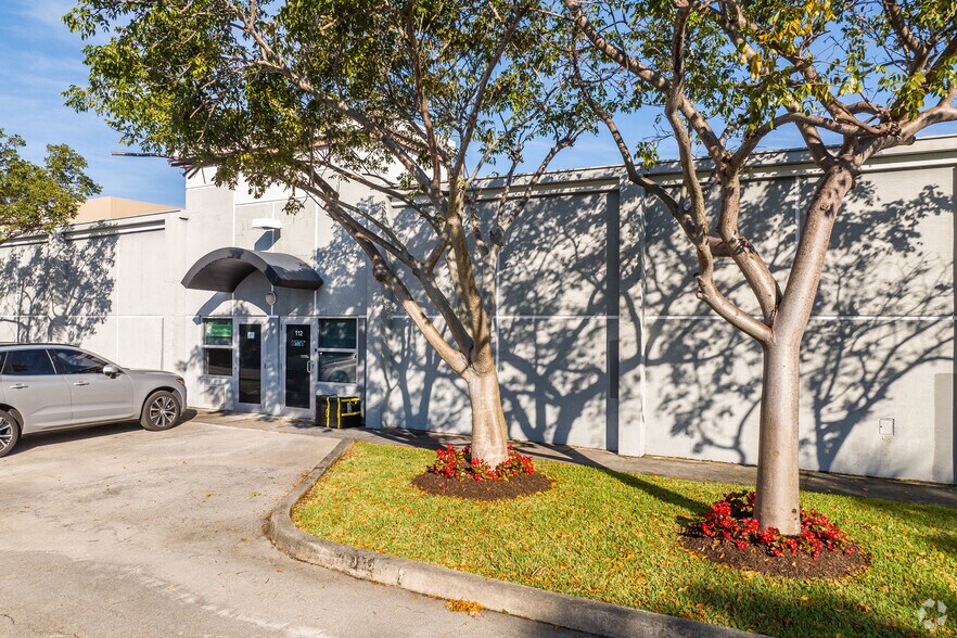 More Photos Of 1020 Holland Dr, Boca Raton Warehouse For Lease