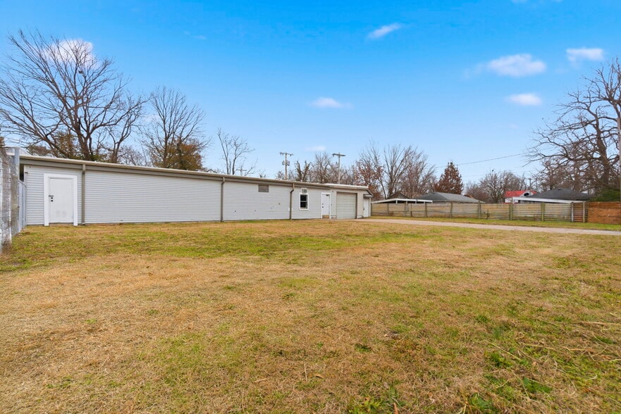 More Photos Of 1424 E Florida St, Springfield Light Manufacturing For Sale