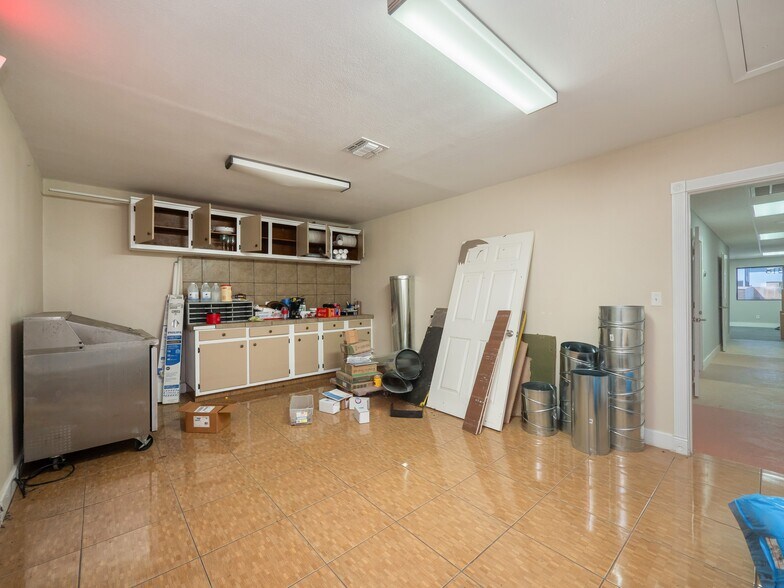 More Photos Of 318 W Byrd Blvd, Universal City Office For Sale