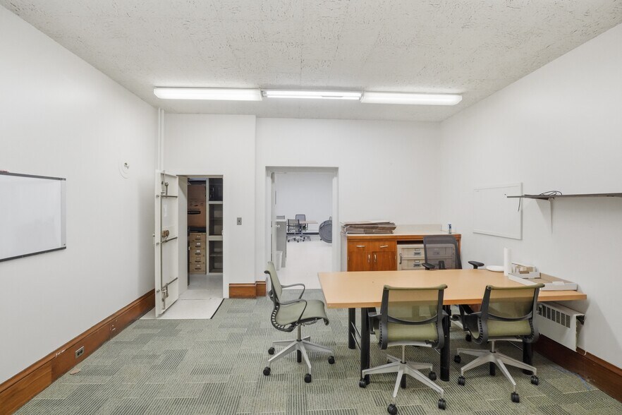 More Photos Of 14-16 Main St S, Perry Bank For Sale