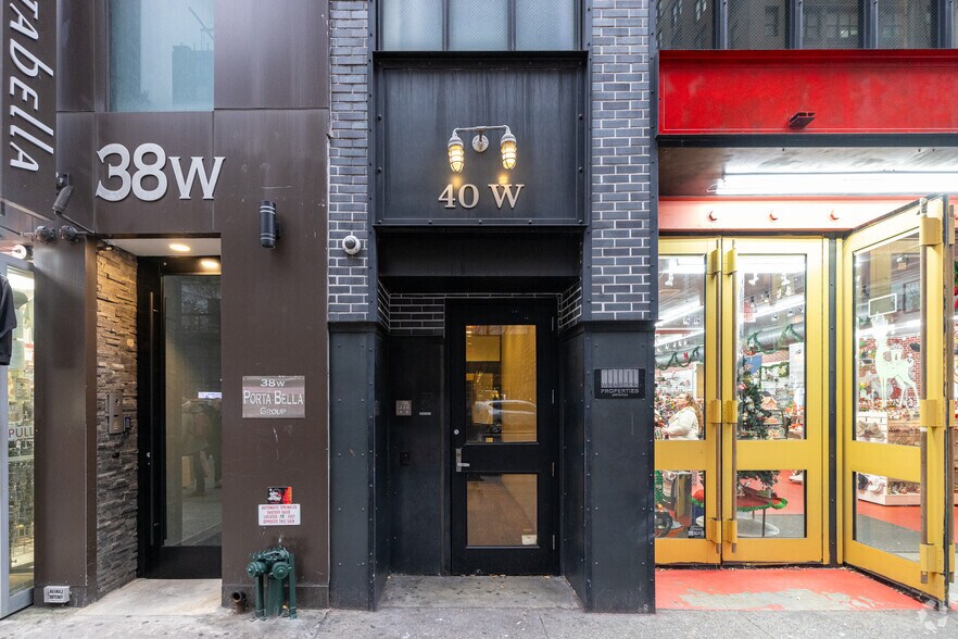 More Photos Of 40 W 34th St, New York General Retail For Lease