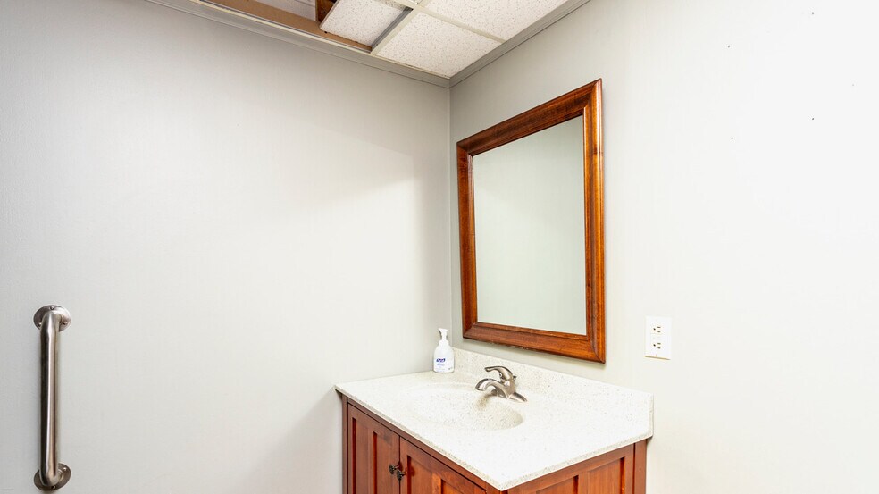 More Photos Of 1250 Franklin Ave, Brookville Office For Sale