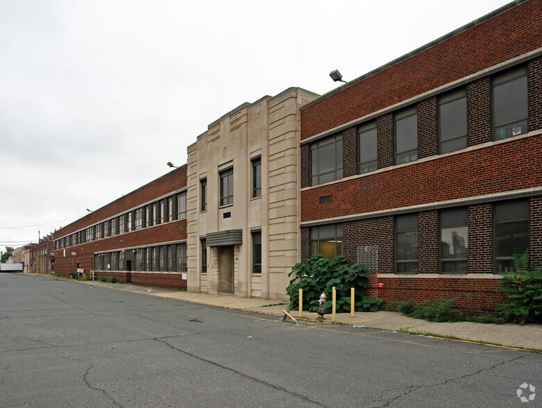 More Photos Of 1000 1st St, Harrison Warehouse For Lease