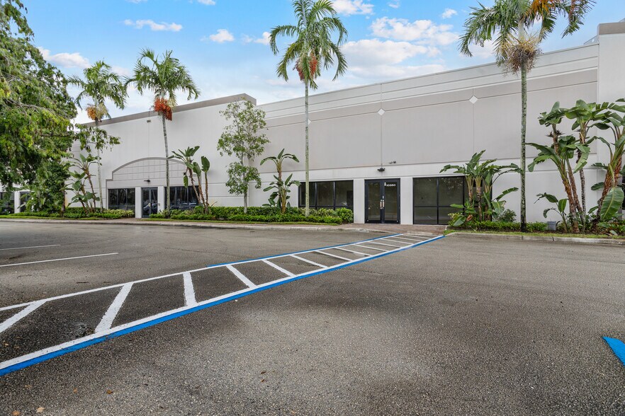 More Photos Of 10300-10380 NW 53rd St, Sunrise Distribution For Lease