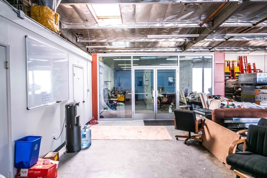More Photos Of 2141 S DuPont Dr, Anaheim Warehouse For Lease