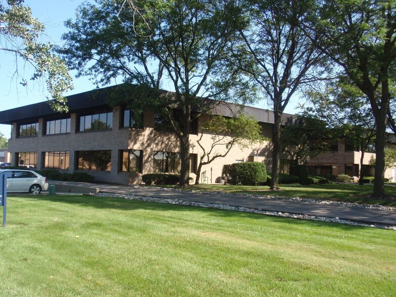 More Photos Of 15350 N Commerce Dr, Dearborn Office For Sale