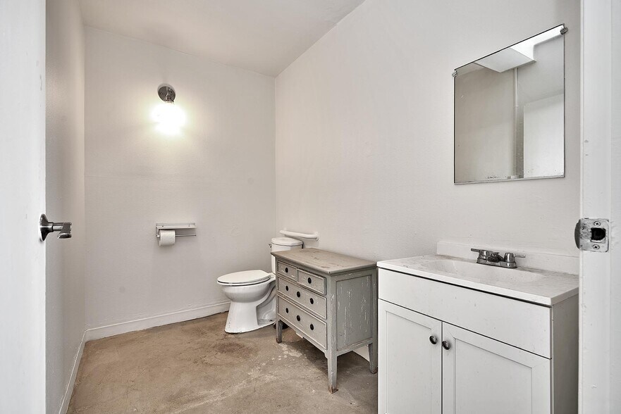 More Photos Of 4416-4430 Beverly Blvd, Los Angeles Freestanding For Lease