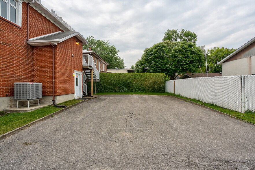 More Photos Of 415 Rue Du Village, Repentigny Office For Sale