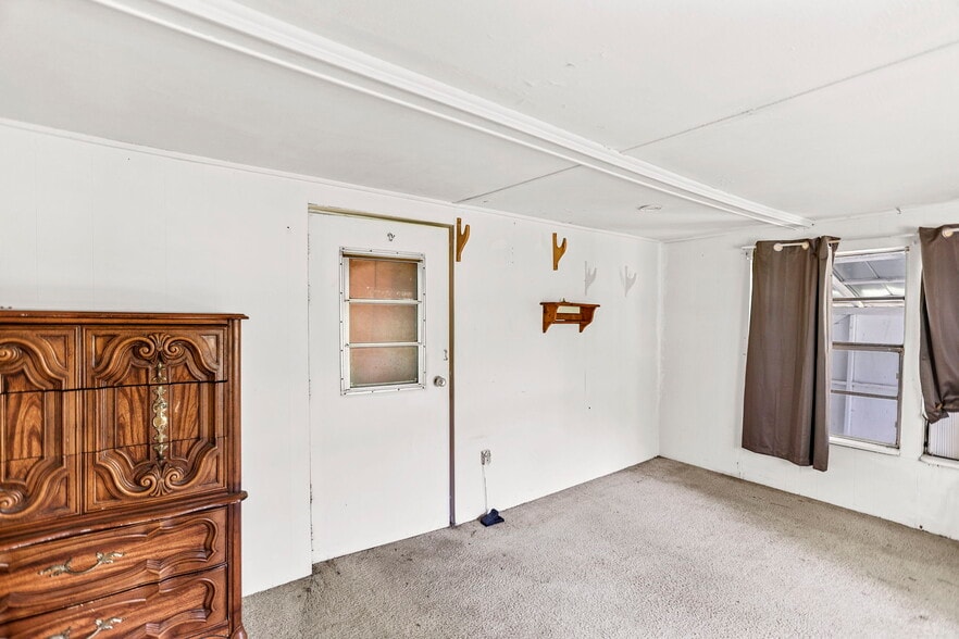 More Photos Of 138 Main St, Sharpsburg Flex For Sale