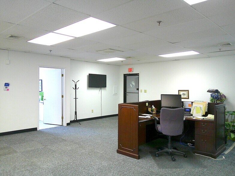 More Photos Of 17 Farmington Ave, Plainville Unknown For Lease