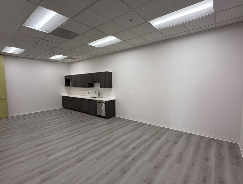 More Photos Of 480-484 Oakmead Pky, Sunnyvale Research And Development For Lease
