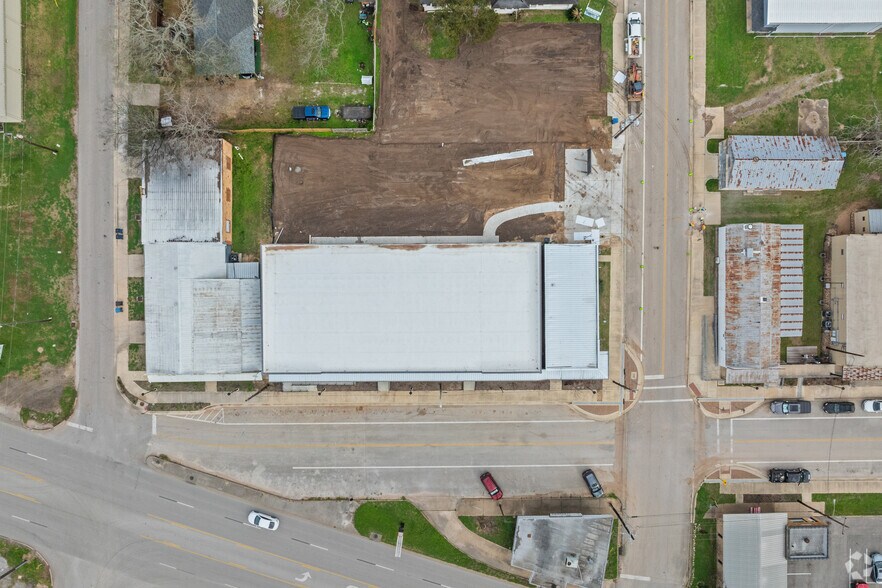 More Photos Of 2406 Main St, Waller Storefront For Lease