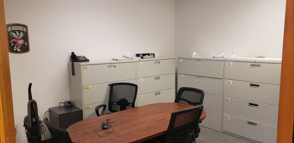 More Photos Of 4916-4920 Triangle St, McFarland Showroom For Lease