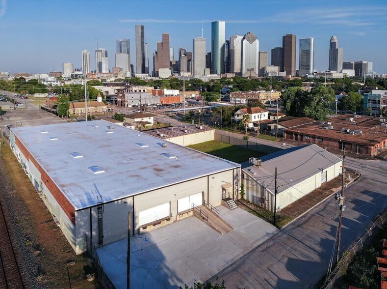 More Photos Of 1110 Henderson St, Houston Warehouse For Lease