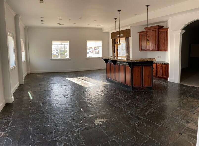 More Photos Of 111 N Geneva Rd, Vineyard Industrial For Lease
