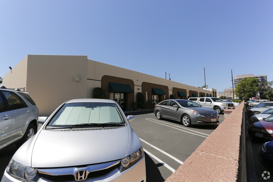 More Photos Of 6430 Variel Ave, Woodland Hills Warehouse For Lease