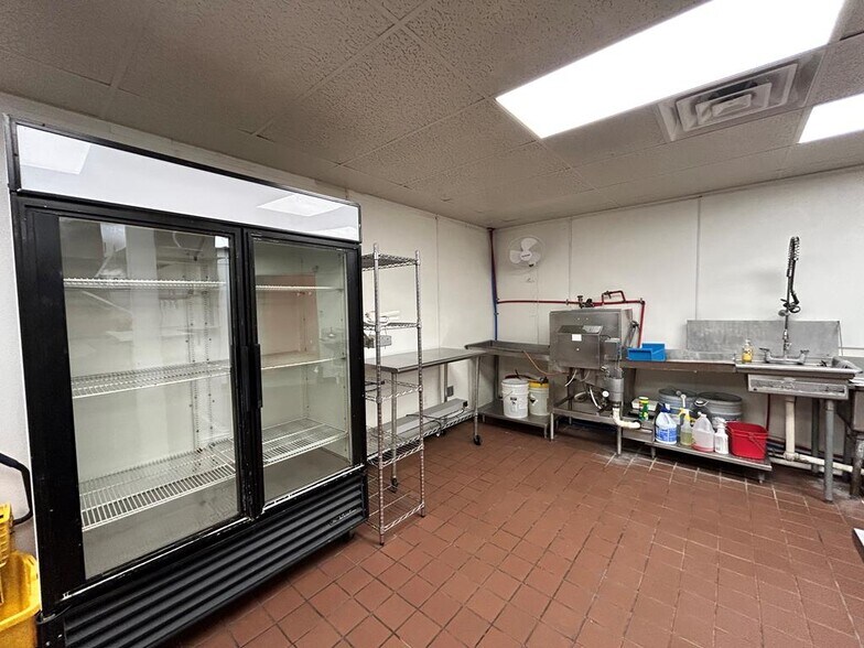 More Photos Of 1613 W Broadway St, Andrews General Retail For Sale