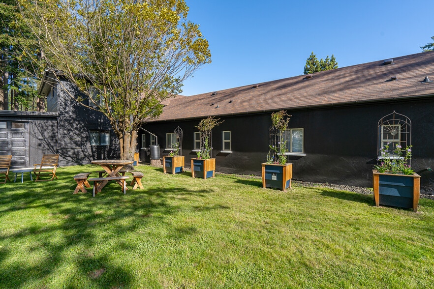 More Photos Of 1175 2nd St SE, Bandon Hotel For Sale